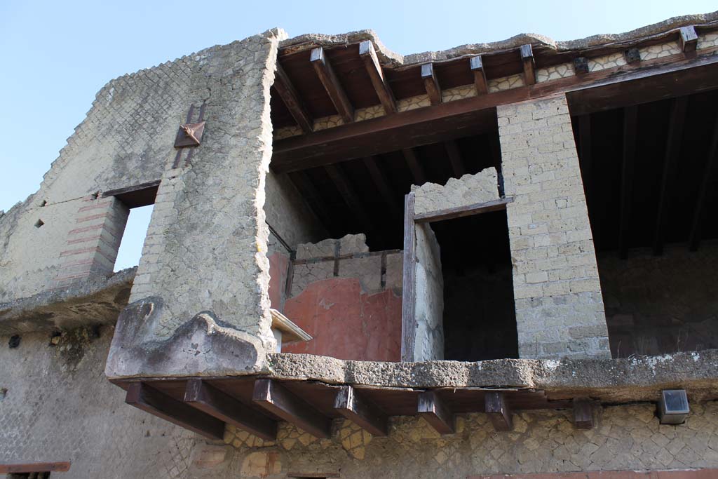 V.7 Herculaneum, March 2014. Upper floor of House of Neptune and Amphitrite, looking east from Cardo IV Superiore
Foto Annette Haug, ERC Grant 681269 DÉCOR.